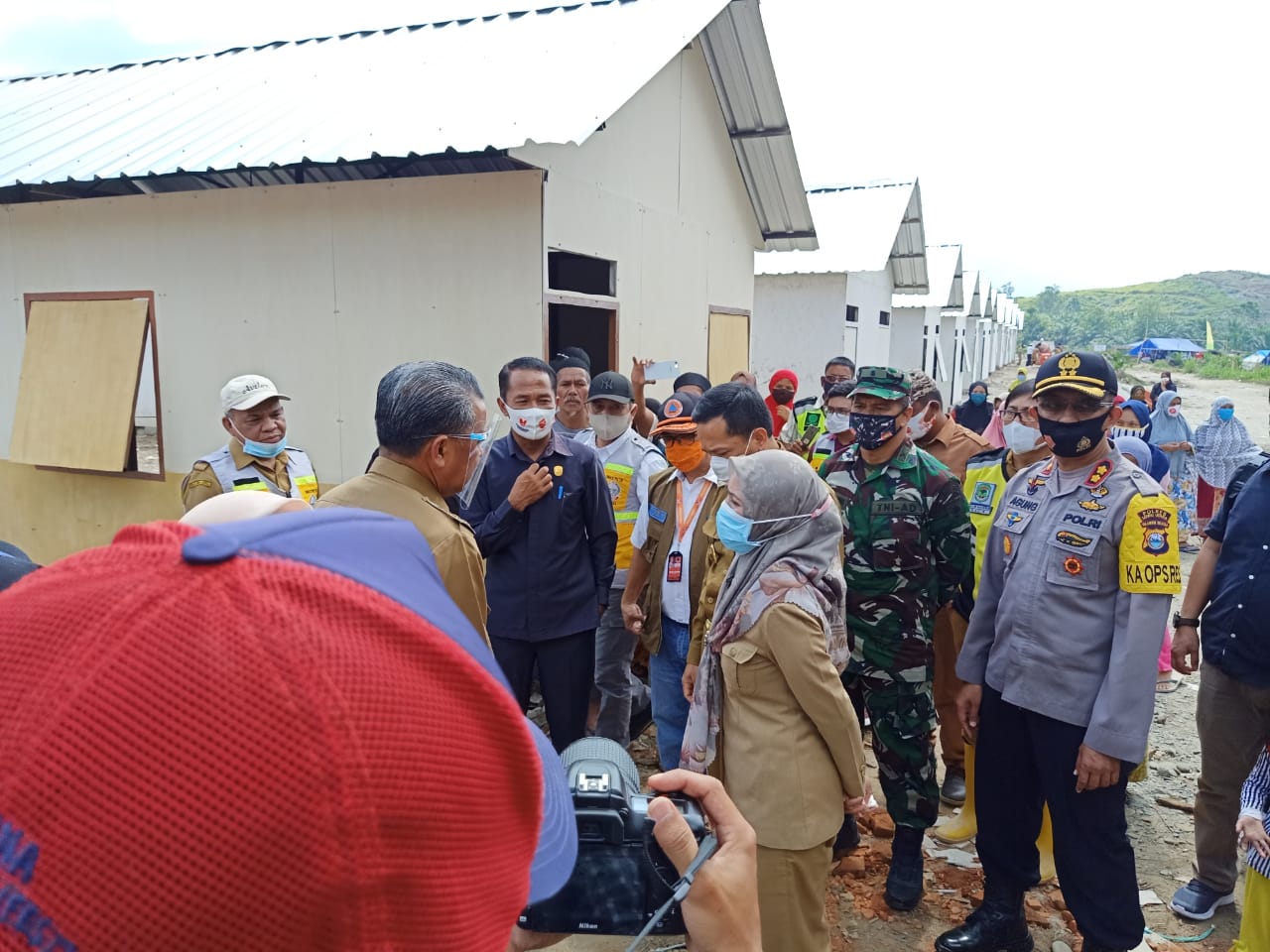 Didampingi Ketua DPRD Lutra, Gubernur Sulsel Kunjungi kamp pengungsian di Panampung